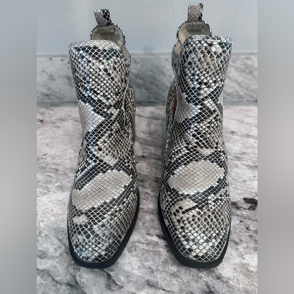 Mia Women's Faux Snake Skin Bootie ankle boots Sz 8.5 - Picture 4 of 8